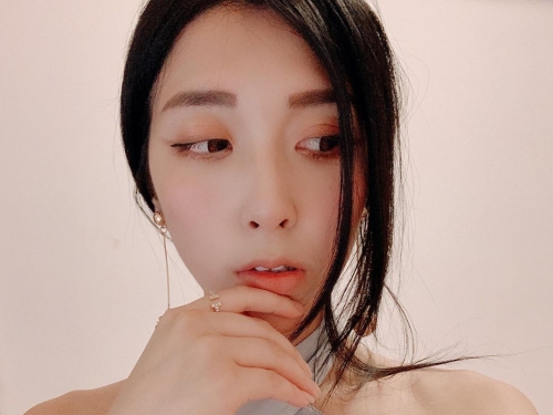 根本只是幾條帶子！大尺Model美乳太豐滿　最強戰服不停彈開走光！