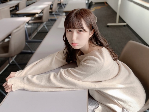 櫻花妹女大生「藤宮もな」教室側拍太可愛，白嫩臉蛋讓人戀愛！
