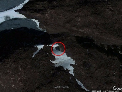 UFO探索者聲稱：在Google Earth圖像中發現外星飛船藏在南極洞穴中！
