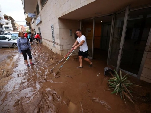 西班牙突降暴雨成災 洪水淹沒街道