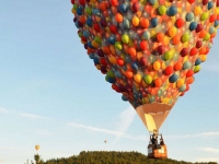 《天外奇蹟》真實版！　600顆彩虹熱氣球飛過澳洲上空