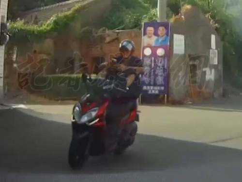 高手在民間？男「用腳騎車」爽滑手機 網酸：失手就在陰間