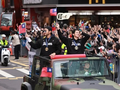 12強》英雄谷全場高唱應援曲 棒球英雄遊行熱鬧登場