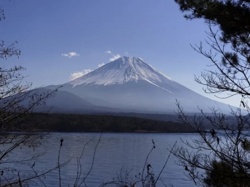 日本富士山迎2025年「初冠雪」 較前一年早15天