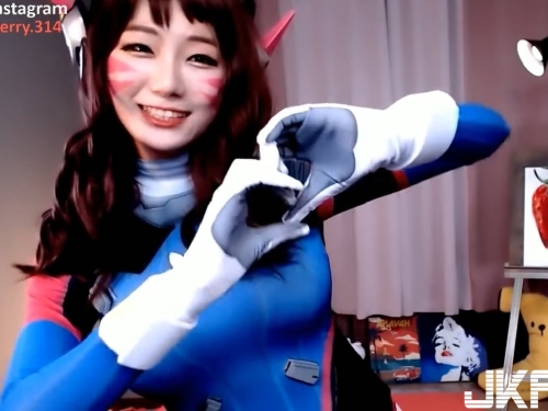 爆乳實況主化身「史上最兇D.VA」　鬥陣玩家暴動：為啥跟我買的不一樣