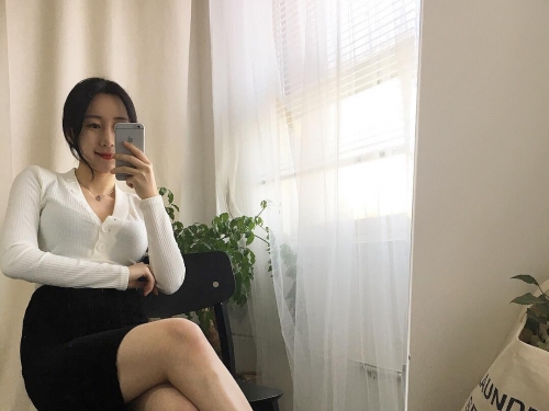 性感女同事！性感姐姐「凶狠上圍」放桌上，「殘暴乳量」快撐破上衣啦！