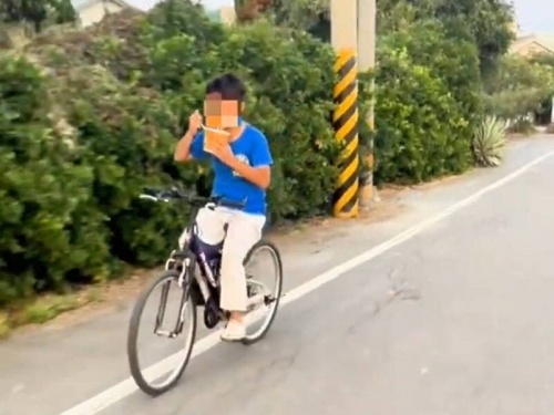 高手在民間？男童騎單車雙手解放「嗑泡麵」網看傻