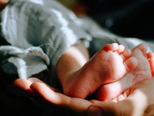 一個嬰兒26萬！中國夫妻上網違法「預售胎兒」 還引來黃牛炒價格