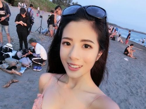 掛號排隊注意！「打一針就好」護理師姐姐解放嫩乳，犯規制服爆釦啦！