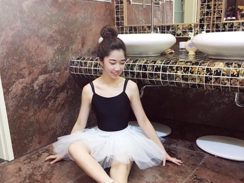 超軟Q「豪乳芭蕾正妹」身材超猛！比基尼露「渾圓美乳」形狀超飽滿！
