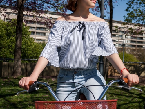 日本妹子「無罩騎車」 避震壞了！影片吸230萬人朝聖