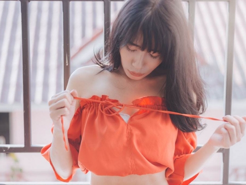 A罩杯嫩妹靠事業線日賺1.1萬小費 神奇擠溝片千萬人看傻