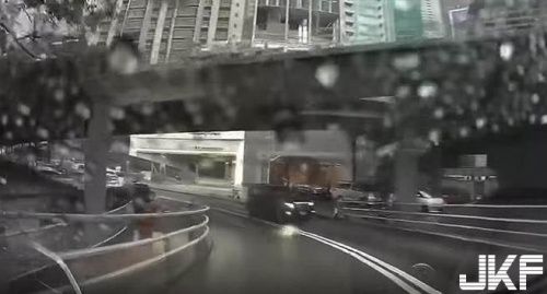 活見鬼！大白天「掉出一個人被車撞」