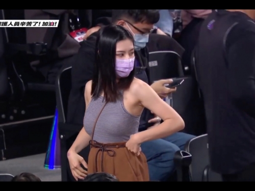 球場邊最美的風景！PLG職籃轉播驚見「口罩辣妹」　神出是性感地方媽媽