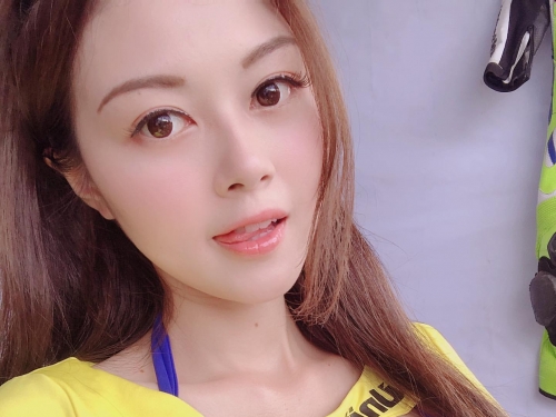 包臀窄裙+黑絲襪無敵！平日是性感OL　放假變成爆乳長腿車模