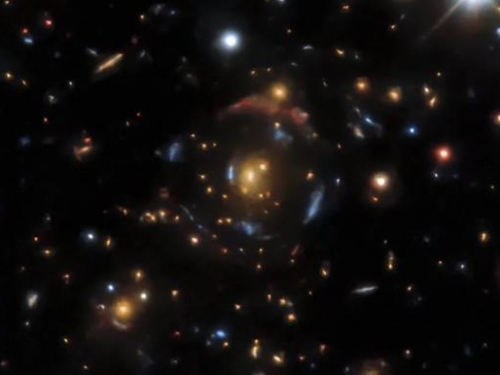 科學家利用人工智慧在太空中發現1200多處時空扭曲