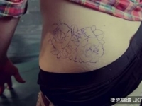 為賺錢出狠招：男子出賣臀部「刻字權」？！