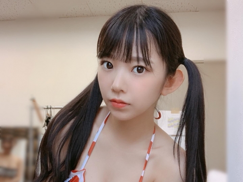 巨乳蘿莉「長澤茉里奈」再發威　解開水手服嬌嗔：合法的喔♥