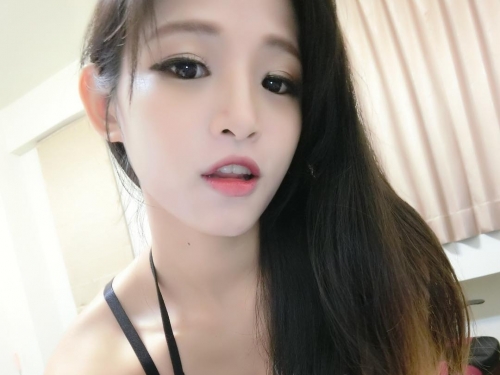 大膽「美乳正妹」只圍浴巾上鏡！渾圓奶球中間「深溝好長一條」！