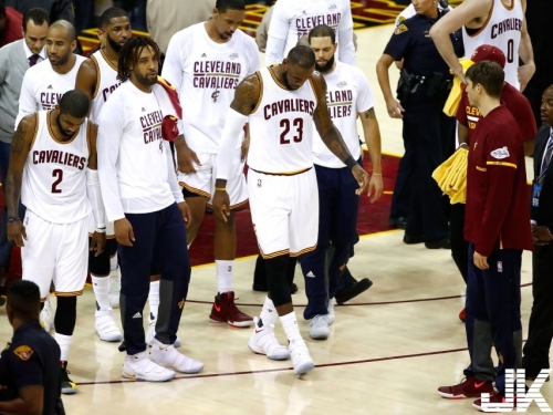 8千萬中鋒0分3板、老蝶龍11投0中，這兩人再不醒騎士恐怕沒戲......