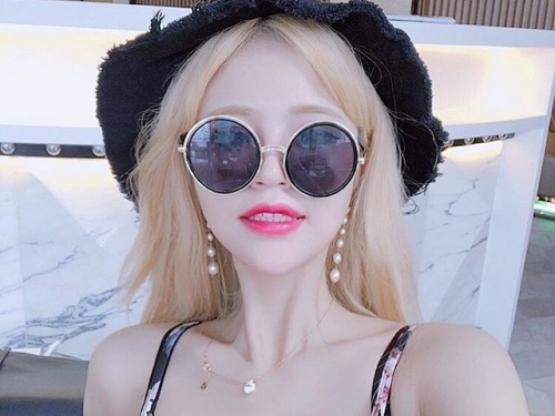 浮力超強「泳池奶妹」！巨大車頭燈在水中飄，那畫面太紓壓了....