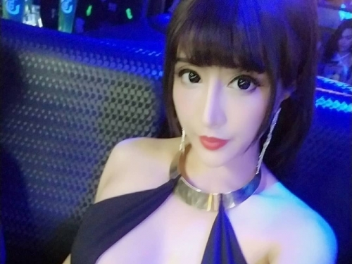 巨乳女神「蜜佧熙 MEKA SEE」被襲胸　一手無法掌握的大小太猖狂！