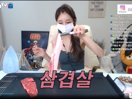 直播妹突然想吃！鏡頭前胸前捧肉秀「招牌料理」，讓人口水直流想來一份…