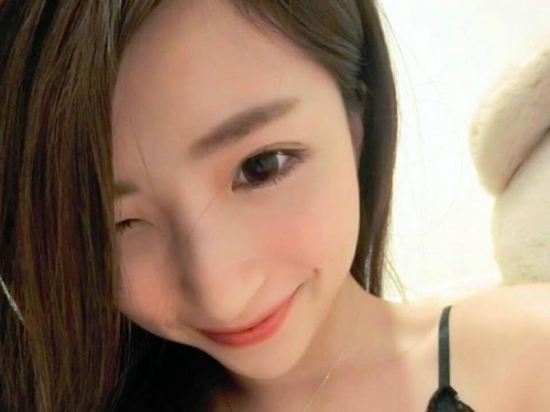 極限超薄！台北信義區驚見「極品美乳妹」魔鬼身材「賣保險套」引14萬人追蹤