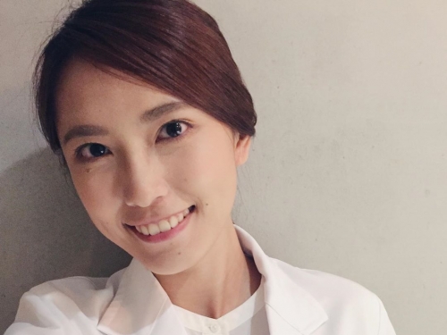 甜美物理治療師「Shanphil」白袍裝扮好氣質　網友：根本就是仙女