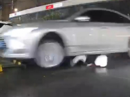 驚悚片曝光！騎士遭撞捲車底 「前輪輾到後輪」竟能爬起