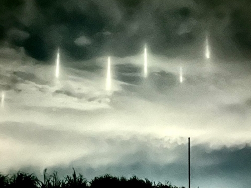 外星艦隊入侵？日本夜空突現9道神秘光柱 震驚千萬人