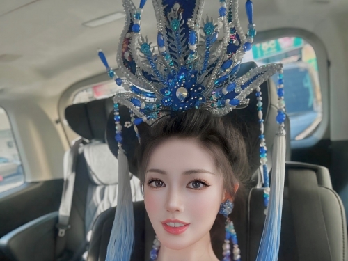 氣質美女「陳仙」海邊餵馬，超狂珠鍊露「白皙雙球」連馬都想親近！