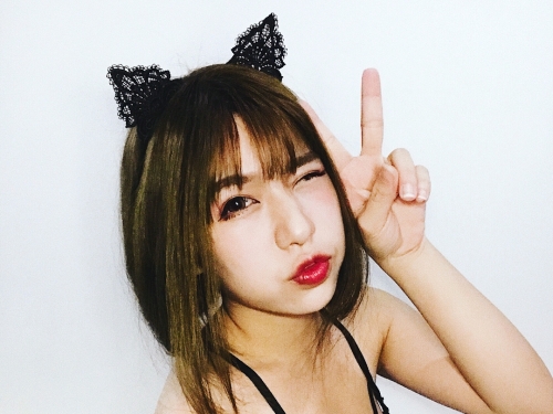 甜美「巨乳正妹」用兩顆大奶轟炸鏡頭！飽滿「白嫩奶球」快從領口炸出來！