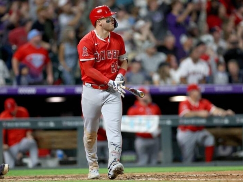 MLB》恭喜！「神鱒」超怪力485英呎全壘打 達成生涯400轟偉業