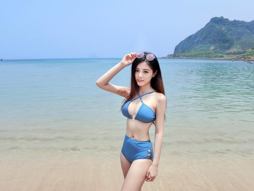 「甜美正妹」開胸裝快被撐壞　性感入浴照浴巾包裹飽滿好身材！