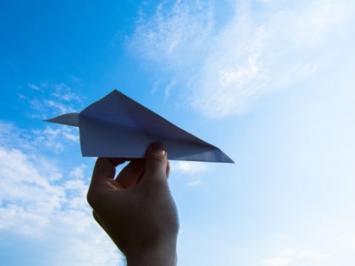 紙飛機如何穩定滑行？解析背後空氣動力學效應