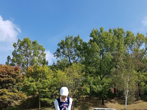 高爾夫球正妹，轉身揮桿「美背翹臀」乍現！想看她如何「一桿進洞」！