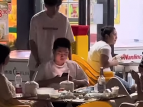 掰咖弟坐輪椅！被朋友推到3長腿正妹桌 網狂讚：真兄弟