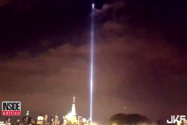 震驚！911悼念光柱驚現神秘白色人像