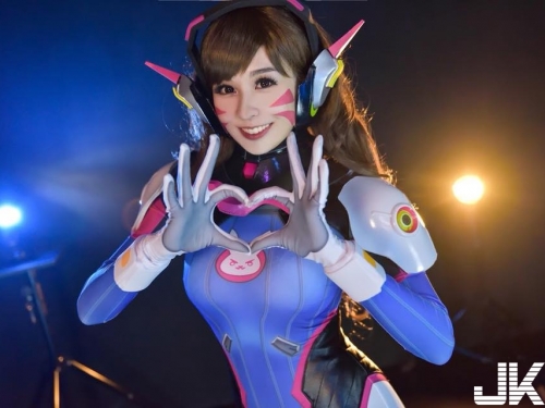 極品Coser化身巨乳《鬥陣特攻》D.Va　衣服訂製太小件...奶子炸出來啦！！！