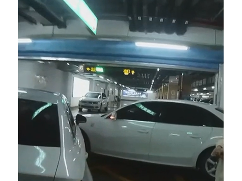 巧到爆！同牌同款同色車相撞 一問兩駕駛也同年同月同日生！