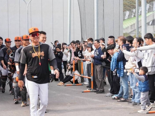 中職》球迷淩晨4點排簽名會！統一獅4天逾6000人看春訓