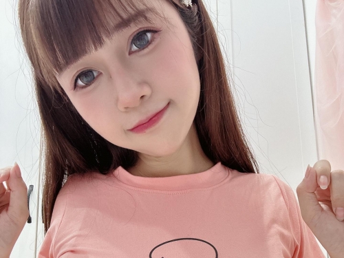 屁屁涼涼的！「安希」挺巨乳蜜桃秀新衣，超狂設計讓身體好通風