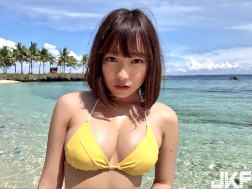 飽滿奶妹「終極罩杯」畫面被塞滿！日規巨乳「比基尼封不住」，真的好狂喔…