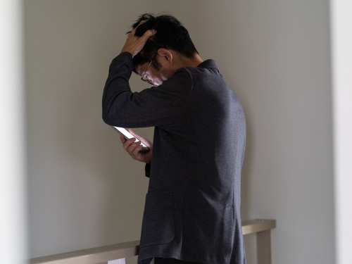 看女友手機驚見「激戰片」 他悲吐：明知過去式卻忘不了