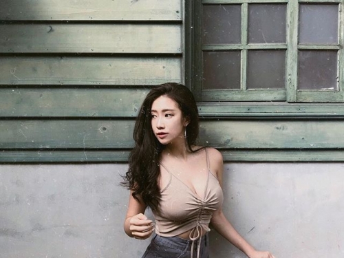 這女孩必珍惜！性感「牙套妹」妍芯，頭部以下身材火辣到呼吸困難了....