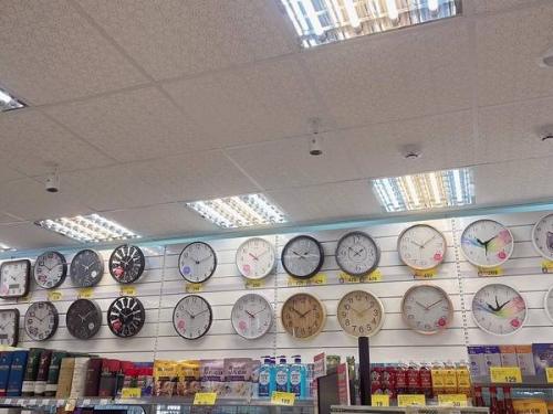 賣場鐘錶為何大多預設10：10？網友猜測應是這原因