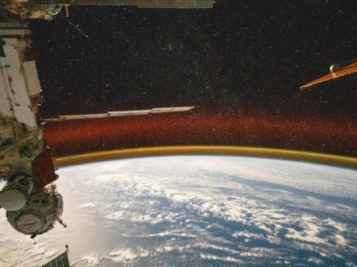 與極光一樣壯觀，國際太空站拍攝地球高層大氣發出的金色輝光