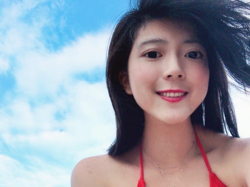 炫奶狂人！「巨乳女大生」每件衣服都太小件　扣子總是扣不起來！