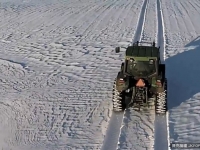 這位農夫駕駛拖拉機在冬日茫茫的雪地，用車轍畫了一幅巨畫，快來看看吧！